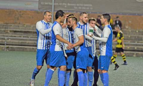 Jugadores del CF Gandia en un partido de la temporada pasada. Jugadores del CF Gandia en un partido de la temporada pasada.