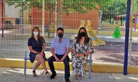 El concejal Marcos Haro, la directora del centro, Esther Garc&iacute;a, y la presidenta de la AMPA, Lydia Mart&iacute;.