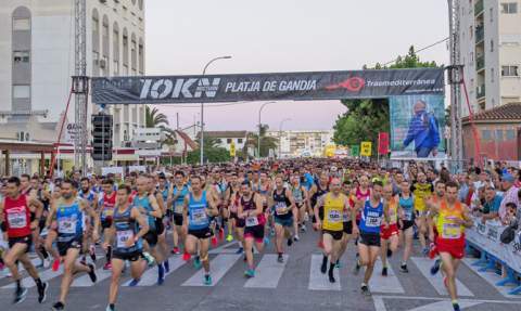 Salida de la carrera el a&ntilde;o 2019 en la playa de Gandia. / Foto: Toni Deusa.