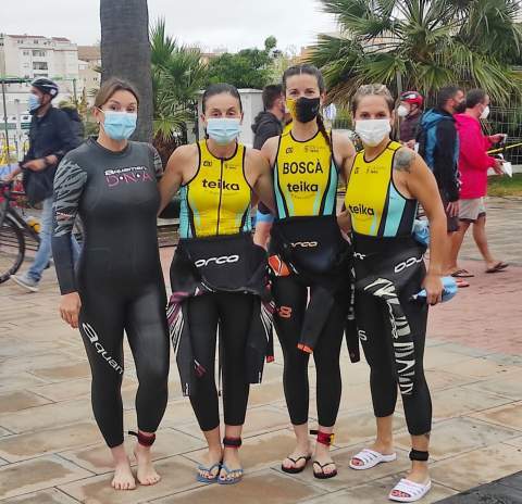 De amarillo, Suni Perales, María Boscà y Marta Mormeneo.