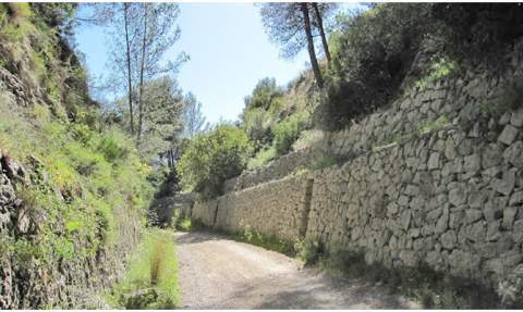 Trincheras del antiguo ferrocarril. / Foto: A un tir de pedra.