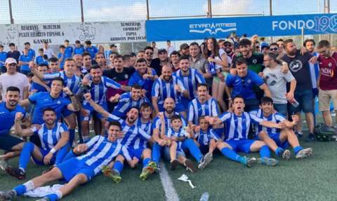 Los jugadores celebran la victoria.