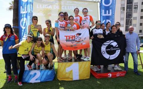 Las chicas del Safor en el podio de la categoría promoción, el sábado en Cullera.