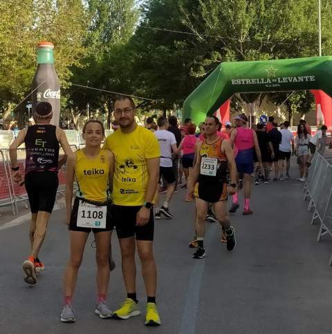 Mónica Magaña y Toni Fernández en el Medio Maratón de Almansa.