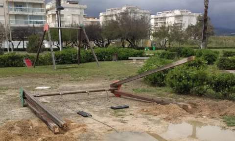 Desmontaje de los columpios viejos para instalar otros nuevos en un parque de la playa. Desmontaje de los columpios viejos para instalar otros nuevos en un parque de la playa.
