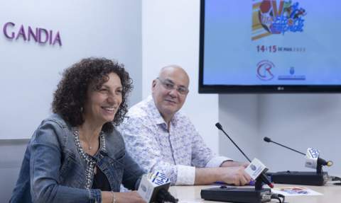 Vicenta Ferrer y Julio Cant&oacute; en rueda de prensa.