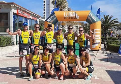 Algunos corredores en el triatlón por equipos de Cullera.