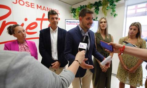 Prieto y candidatos del PSOE este martes en la rueda de prensa. Prieto y candidatos del PSOE este martes en la rueda de prensa.