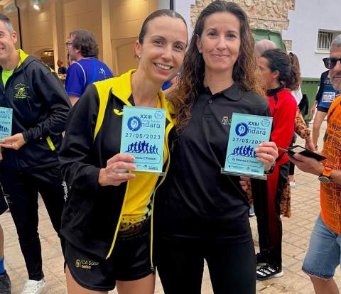 María Boscà y Teresa Poquet con sus trofeos en Ondara.