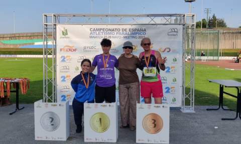 La atleta morada en el podio. La atleta morada en el podio.