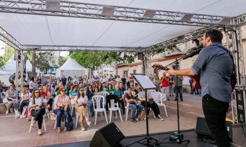 Pau Alabajos actua en el marc del concert ‘La paraula viva i amarga’, dedicat a Estellés. Pau Alabajos actua en el marc del concert ‘La paraula viva i amarga’, dedicat a Estellés.