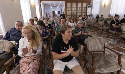 Público asistente al pleno. Público asistente al pleno.