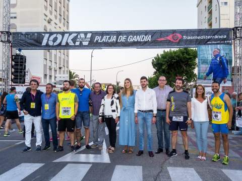 Representantes municipales y patrocinadores, presidente del club y familiares de Toni Herreros, antes de la salida. / Foto: Toni Deusa.