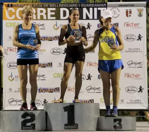 Suni Perales, tercera en el podio de Veteranas B del Corre de Nit.