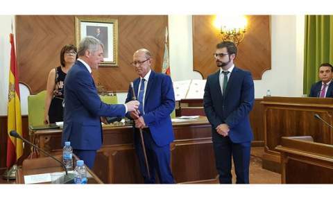 González recibe la vara de mando de los concejales de la Mesa de Edad, ambos de PRO. González recibe la vara de mando de los concejales de la Mesa de Edad, ambos de PRO.