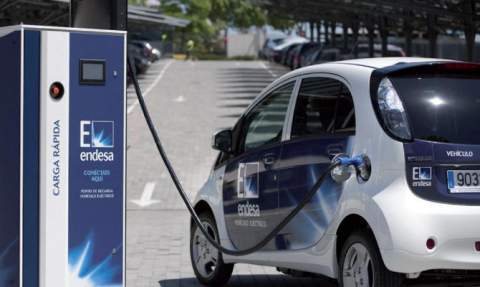 Punto de recarga de un veh&iacute;culo el&eacute;ctrico.