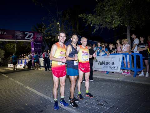 Ahouchar, Sanchis y Martínez posan tras su llegada a meta. / Foto: Toni Deusa.