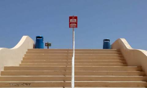 Uno de las entradas prohibidas a la playa.