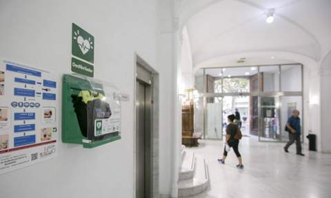 Un desfibrilador en la Casa de la Cultura de Gandia. Un desfibrilador en la Casa de la Cultura de Gandia.