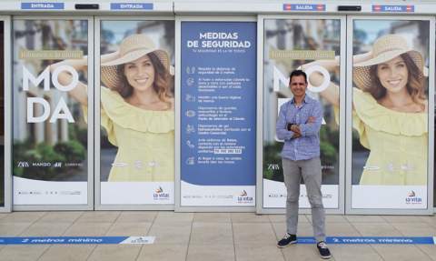 Javier Moreno, en la puerta principal de La Vital.