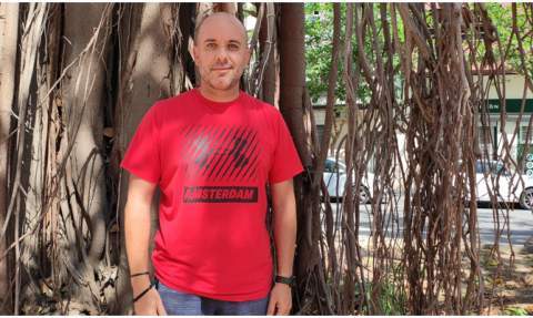 V&iacute;ctor Rubio, en la pla&ccedil;a del Jardinet, a Gandia. / Foto: J.C.