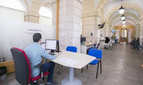 Atenci&oacute;n al p&uacute;blico en el Ayuntamiento de Gandia.