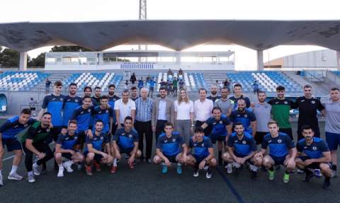 La plantilla en una reciente visita del alcalde y la concejala de Deportes.