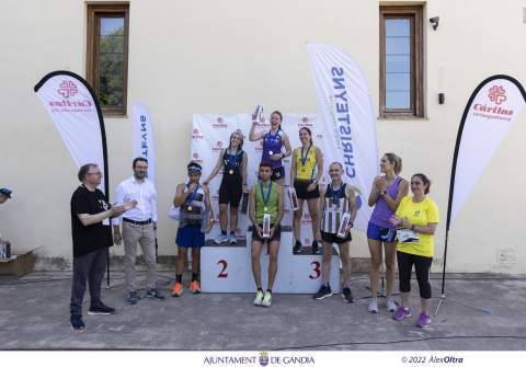 Marta Bertomeu en el podio de la Intertrail Solidaria de Gandia. / Foto: Àlex Oltra.