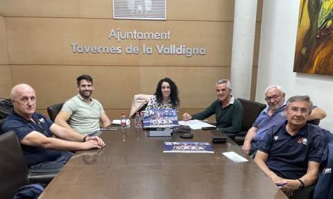 La concejala Lara Romero con miembros de la organizaci&oacute;n.