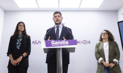 Prieto, entre Balbina Sendra y Alícia Izquierdo, este martes. Prieto, entre Balbina Sendra y Alícia Izquierdo, este martes.