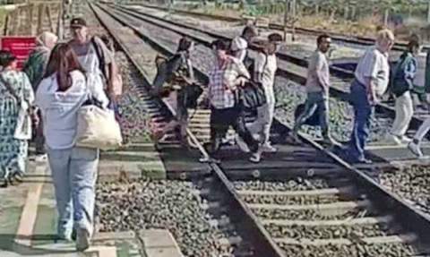 Viajeros hacen trasbordo en Tavernes. Viajeros hacen trasbordo en Tavernes.