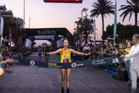 Entrada en meta de la primera mujer, Geles Gimeno. / Foto: Col. La Noria.