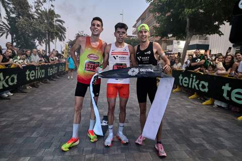 Los tres primeros hombres. / Foto: Natxo Franc&eacute;s.