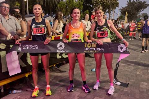 Las tres primeras mujeres. / Foto: Natxo Franc&eacute;s.