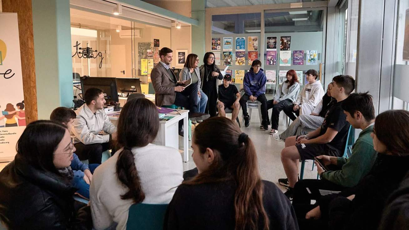 L'àrea de Joventut de Gandia organitza una trobada a Santa Pola per a reconéixer la tasca dels Corresponsals juvenils