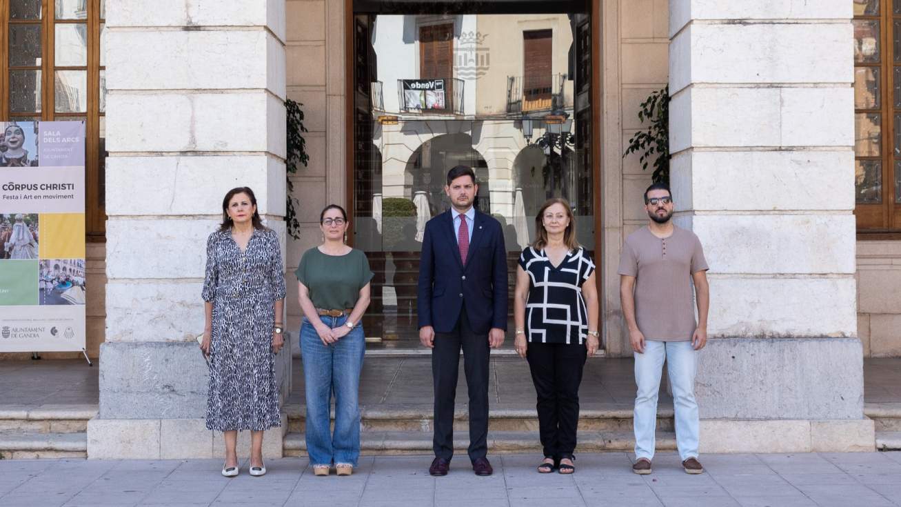 Minut de silenci a les portes dels ajuntaments de Gandia, Oliva i Tavernes de la Valldigna per la dona assassinada a Callosa de Segura
