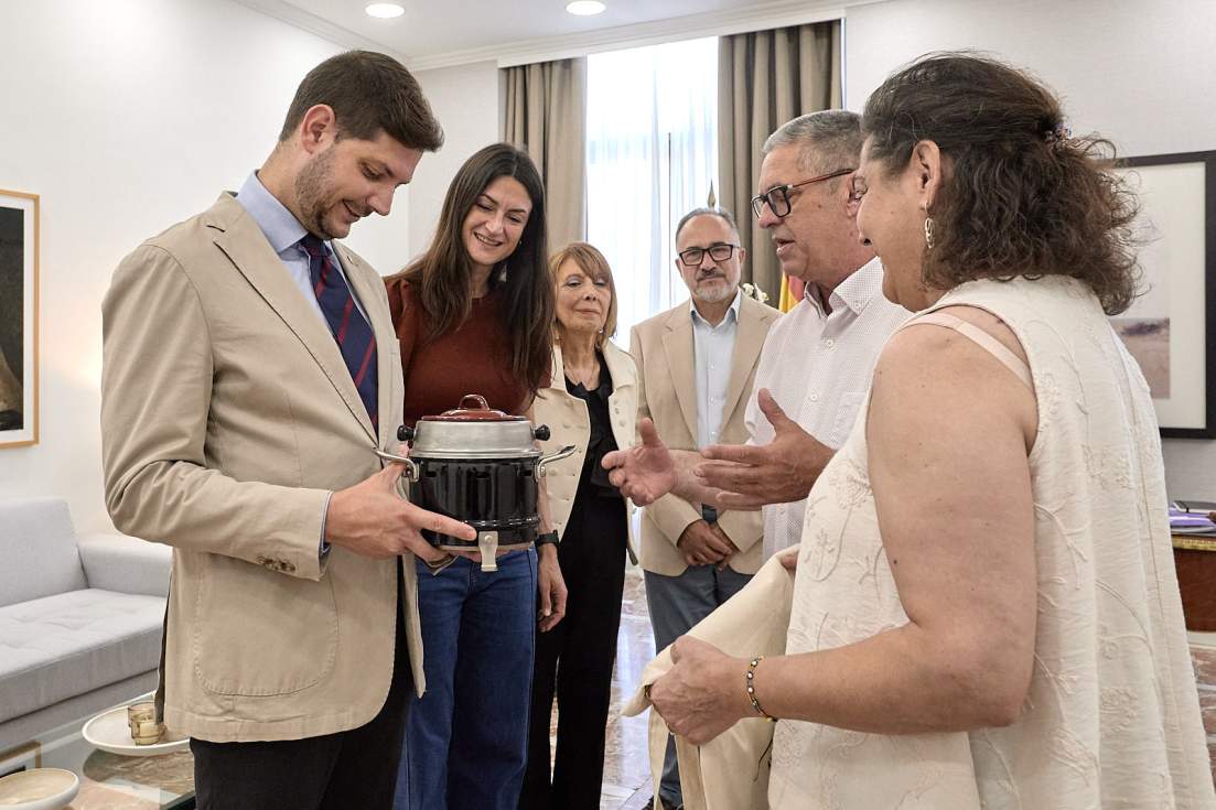 Recepció oficial a l'Ajuntament de Gandia als propietaris del restaurant La Cantina de Villalegre