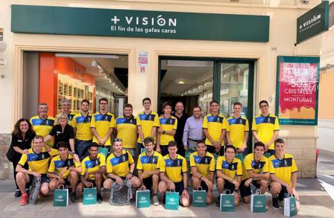 Los chicos en la &oacute;ptica M&aacute;s Visi&oacute;n de la calle Major de Gandia.