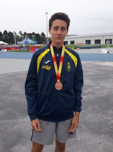Jordi Miret, con su medalla en Gij&oacute;n.