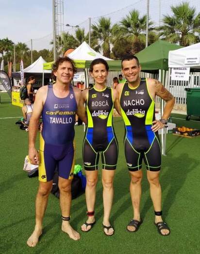 Rafa Balbastre, María Boscà y Nacho Peiró en el triatlón de Castelló, el domingo.