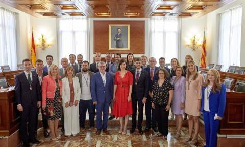 La alcaldesa y los concejales de los grupos en el pleno de investidura.