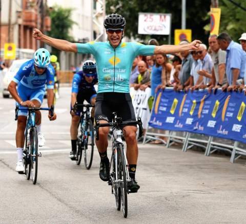 Llegada al sprint de Javier Fuentes.