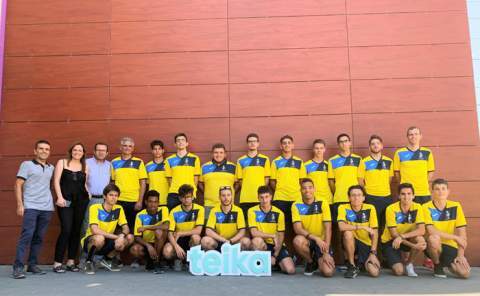 La comitiva en la sede de Teika, en el Real de Gandia.