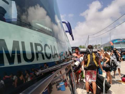 Los j&oacute;venes parten en autobuses el domingo por la tarde.