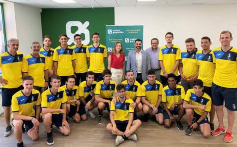 El equipo en la oficina de Caixa Popular de Gandia.