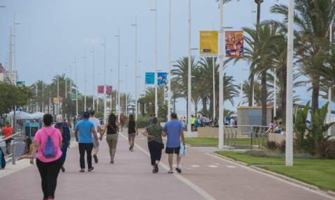 Varias personas pasean por el paseo marítimo de Gandia. Varias personas pasean por el paseo marítimo de Gandia.