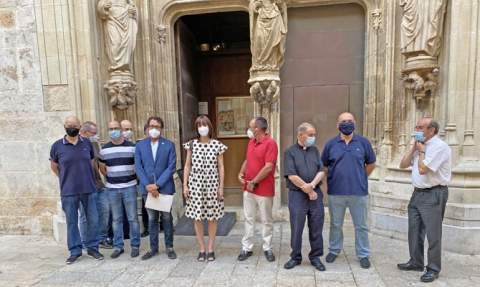 Los asistentes a la reuni&oacute;n, en la puerta de los Ap&oacute;stoles.