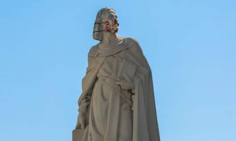 La escultura de Ausiàs March en Gandia, con mascarilla. / Foto: Àlex Oltra. La escultura de Ausiàs March en Gandia, con mascarilla. / Foto: Àlex Oltra.