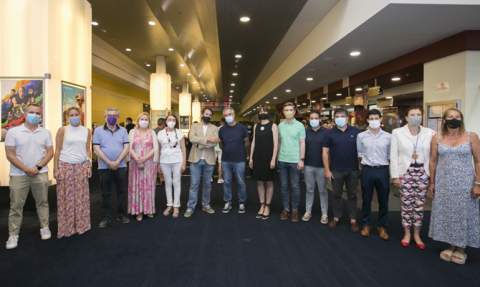 El director con parte de los asistentes al estreno. El director con parte de los asistentes al estreno.