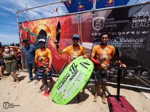 Podio Surf Race en Wingfoil con Gunnar Biniasch, Fabian Muhmenthaler y Jorge Espinosa.